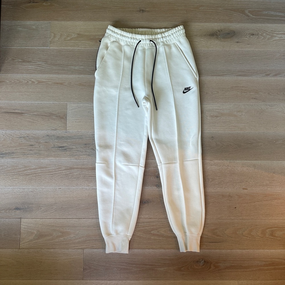 Nike Tech Cream Jogger Sweatpants (Men’s S)